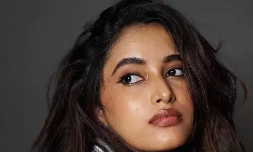 Priyanka Mohan : వైట్ & బ్లాక్ డ్రెస్ లో మతి పోగొడుతున్న హాట్ బ్యూటీ