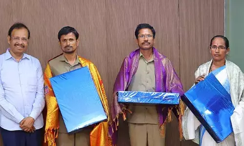 ఆర్టీసీ బస్‌లో కాన్పు చేసిన ఆశా వర్కర్ కు బంపర్ ఆఫర్