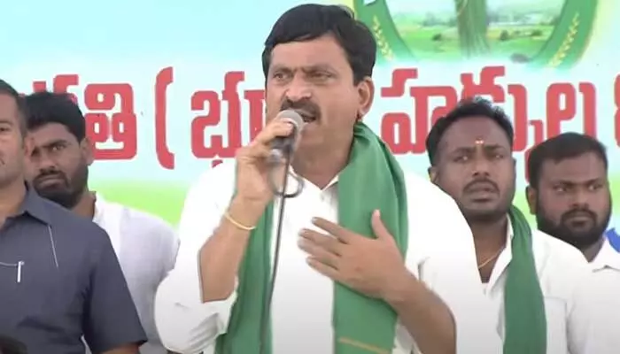 Ponguleti: కేసీఆర్ మనుషులు నరరూప రాక్షసుల్లా ప్రవర్తించారు.. పొంగులేటి విమర్శలు Ponguleti: కేసీఆర్ మనుషులు నరరూప రాక్షసుల్లా ప్రవర్తించారు.. పొంగులేటి విమర్శలు
