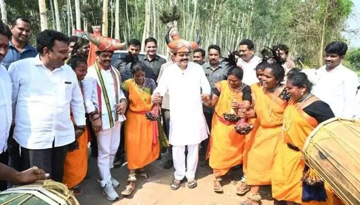 Nadendla Manohar:గిరిజనులతో చిందులేసిన మంత్రి నాదెండ్ల Nadendla Manohar:గిరిజనులతో చిందులేసిన మంత్రి నాదెండ్ల