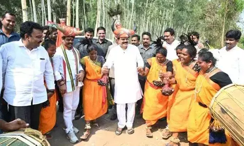 Nadendla Manohar:గిరిజనులతో చిందులేసిన మంత్రి నాదెండ్ల