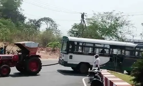 RTC బస్సుకు తృటిలో తప్పిన పెను ప్రమాదం.. 55 మంది సేఫ్