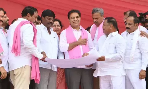 KTR: జనతా గ్యారేజ్ లా బీఆర్ఎస్ మారింది.. ఎల్కతుర్తిలో కేటీఆర్ ఇంట్రెస్టింగ్ కామెంట్స్