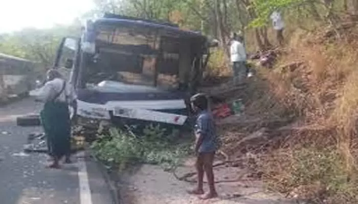 Srisailam:నల్లమల ఘాట్రోడ్డులో ప్రమాదం.. కొండను ఢీ కొట్టిన ప్రైవేటు బస్సు Srisailam:నల్లమల ఘాట్రోడ్డులో ప్రమాదం.. కొండను ఢీ కొట్టిన ప్రైవేటు బస్సు