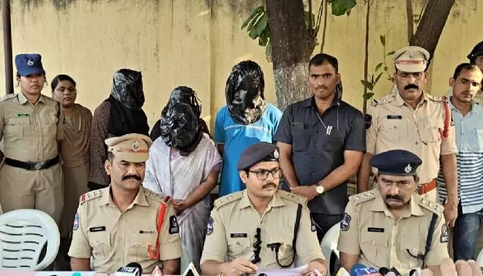 సీసీ కెమెరా ఆధారంగా ఛేదించిన కిడ్నాప్ మిస్టరీ – చాంద్రాయణగుట్ట పోలీసుల చాకచక్యం సీసీ కెమెరా ఆధారంగా ఛేదించిన కిడ్నాప్ మిస్టరీ – చాంద్రాయణగుట్ట పోలీసుల చాకచక్యం