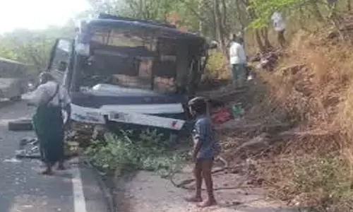 Srisailam:నల్లమల ఘాట్‌రోడ్డులో ప్రమాదం.. కొండను ఢీ కొట్టిన ప్రైవేటు బస్సు
