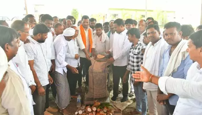 రైతు సంక్షేమానికి ప్రభుత్వం తో కొట్లాడుతా : ఏలేటి మహేశ్వర్ రెడ్డి రైతు సంక్షేమానికి ప్రభుత్వం తో కొట్లాడుతా : ఏలేటి మహేశ్వర్ రెడ్డి