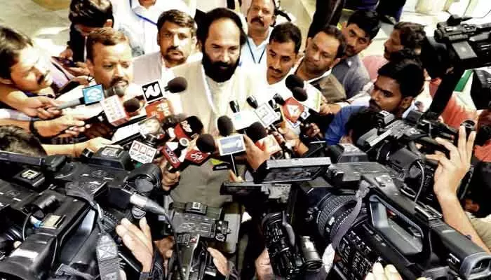 కాళేశ్వరం ప్రాజెక్ బీఆర్ఎస్ జాగీర్ కాదు.. మంత్రి ఉత్తమ్ ఫైర్ కాళేశ్వరం ప్రాజెక్ బీఆర్ఎస్ జాగీర్ కాదు.. మంత్రి ఉత్తమ్ ఫైర్