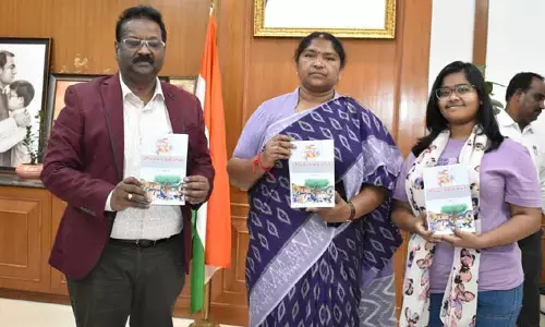 ఈ బుక్ రావడం ఎంతో ఉపయోగకరం.. సచివాలయంలో పుస్తకాన్ని ఆవిష్కరించిన మంత్రి సీతక్క