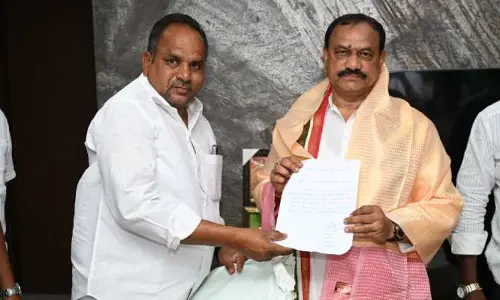 పీసీసీ చీఫ్ మహేష్ గౌడ్ ని కలిసిన ఏఎంసీ డైరెక్టర్
