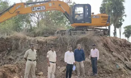 అక్రమ మట్టి తవ్వకాలకు అడ్డదారులు.. డేటు ముగిసిన డేటా మార్చి