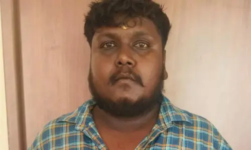 పుట్టినరోజు వేడుకల్లో కత్తితో హంగామా