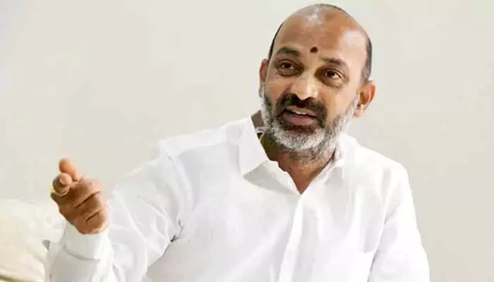 Bandi Sanjay: పాక్ వెన్నులో వణుకు పుట్టేలా చర్యలుంటాయ్.. బండి సంజయ్ హాట్ కామెంట్స్ Bandi Sanjay: పాక్ వెన్నులో వణుకు పుట్టేలా చర్యలుంటాయ్.. బండి సంజయ్ హాట్ కామెంట్స్