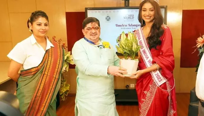 Miss World: ఫెమినా మిస్ ఇండియాకు స్వాగతం పలికిన మంత్రి పొన్నం, స్మితా సబర్వాల్ Miss World: ఫెమినా మిస్ ఇండియాకు స్వాగతం పలికిన మంత్రి పొన్నం, స్మితా సబర్వాల్