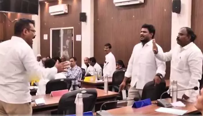 Kurnool: కార్పొరేషన్ సర్వసభ్య సమావేశంలో గందరగోళం.. ఉద్రిక్తత Kurnool: కార్పొరేషన్ సర్వసభ్య సమావేశంలో గందరగోళం.. ఉద్రిక్తత