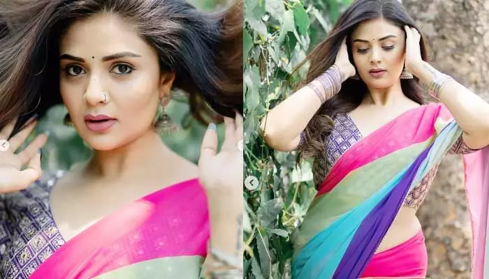 రెయిన్ బో శారీలో నడుము అందాలు ఆరబోస్తున్న శ్రీముఖి.. కుర్రాళ్లకు కిక్కెక్కిస్తోన్న పోస్ట్ వైరల్ రెయిన్ బో శారీలో నడుము అందాలు ఆరబోస్తున్న శ్రీముఖి.. కుర్రాళ్లకు కిక్కెక్కిస్తోన్న పోస్ట్ వైరల్