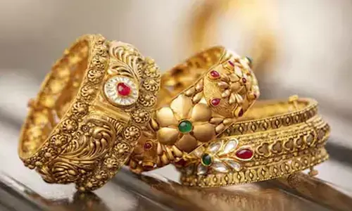 Today Gold Rate: ముచ్చటగా మూడో రోజు కూడా తగ్గిన బంగారం ధరలు.. తులం గోల్డ్ రేట్ ఎంత ఉందంటే..?