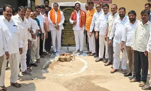 సీసీ రోడ్ల నిర్మాణ పనులకు ఎమ్మెల్యే గాంధీ శంకుస్థాపన