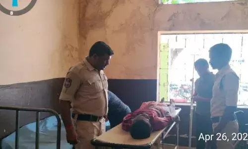 బోరుమోటార్ వద్ద కరెంట్ షాక్.. యువకుడిని కాపాడిన పోలీసులు
