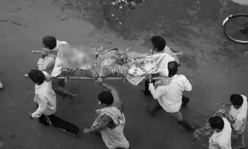 మృతదేహాన్ని తరలిస్తుండగా అనుకోని ప్రమాదం..  అల్లాడిపోతున్న బాధితులు