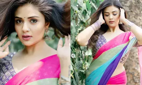 రెయిన్ బో శారీలో నడుము అందాలు ఆరబోస్తున్న శ్రీముఖి.. కుర్రాళ్లకు కిక్కెక్కిస్తోన్న పోస్ట్ వైరల్