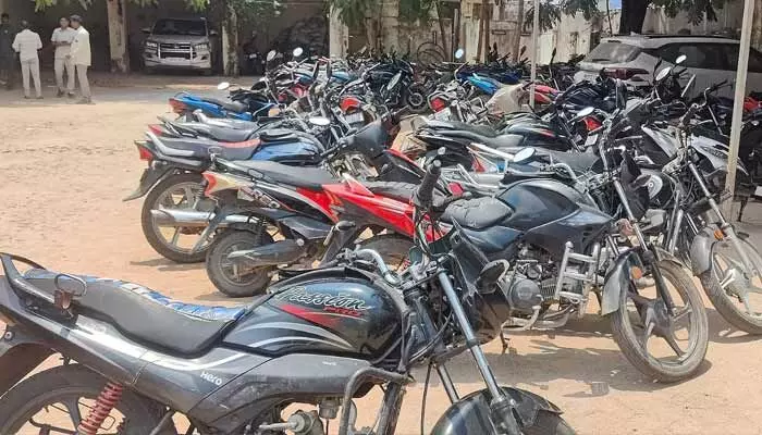 పోలీసుల స్పెషల్ డ్రైవ్.. పట్టుబడ్డ ద్వి చక్ర వాహనాలు... పోలీసుల స్పెషల్ డ్రైవ్.. పట్టుబడ్డ ద్వి చక్ర వాహనాలు...