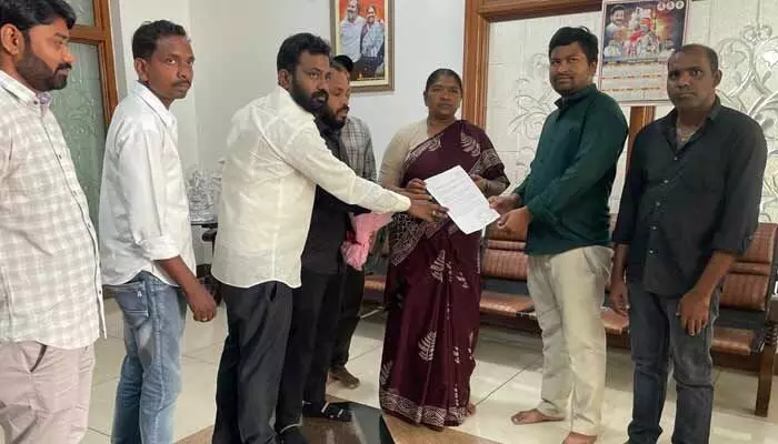 సబ్ ఇంజనీర్ అభ్యర్థులకు న్యాయం చేయాలి.. మంత్రి సీతక్కకు అభ్యర్థులు వినతి సబ్ ఇంజనీర్ అభ్యర్థులకు న్యాయం చేయాలి.. మంత్రి సీతక్కకు అభ్యర్థులు వినతి