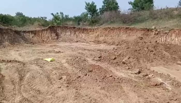 బయ్యారంలో మట్టి దొంగల రాజ్యం.. అధికారుల మౌనం ఏ సంకేతం? బయ్యారంలో మట్టి దొంగల రాజ్యం.. అధికారుల మౌనం ఏ సంకేతం?