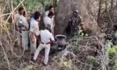 Drone cam: చెట్టుతొర్రలో నాటుసారా.. పట్టించిన డ్రోన్ ​కెమెరా