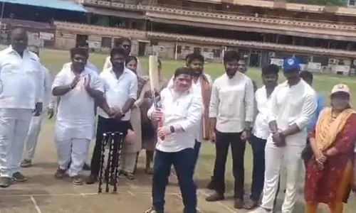 Trending: బ్యాట్ పట్టిన మంత్రి పొన్నం ప్రభాకర్.. నెట్టింట్లో ఫొటోలు వైరల్