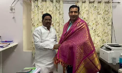 ప్రధాని చేతుల మీదుగా అవార్డు అందుకున్న ఆదిలాబాద్ కలెక్టర్