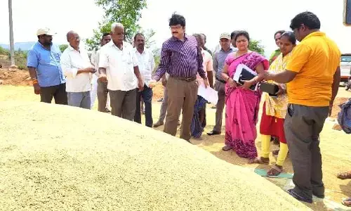 వరి ధాన్యం కొనుగోలు కేంద్రాల పరిశీలనలో జిల్లా కలెక్టర్ హెచ్చరికలు