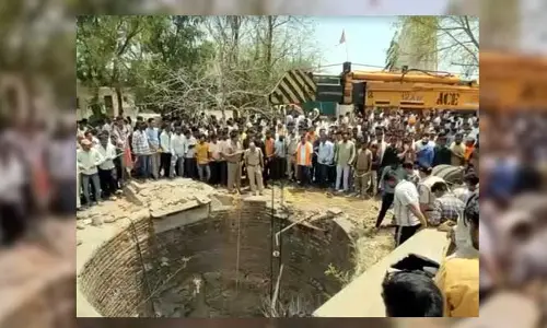Fatal Road Accident : బావిలో పడిన కారు.. ఆరుగురు స్పాట్ డెడ్
