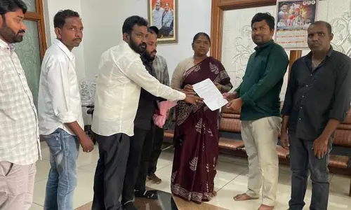 సబ్ ఇంజనీర్ అభ్యర్థులకు న్యాయం చేయాలి.. మంత్రి సీతక్కకు అభ్యర్థులు వినతి