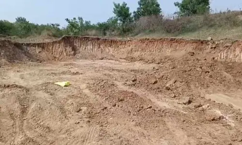 బయ్యారంలో మట్టి దొంగల రాజ్యం.. అధికారుల మౌనం ఏ సంకేతం?