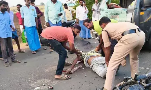 ఆటో.. బైక్ ఢీ.. ఒకరి మృతి..