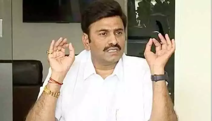 ఏది పడితే అది మాట్లాడితే చూస్తూ కూర్చోను.. ఆ నేతకు రఘురామ మాస్ వార్నింగ్ ఏది పడితే అది మాట్లాడితే చూస్తూ కూర్చోను.. ఆ నేతకు రఘురామ మాస్ వార్నింగ్