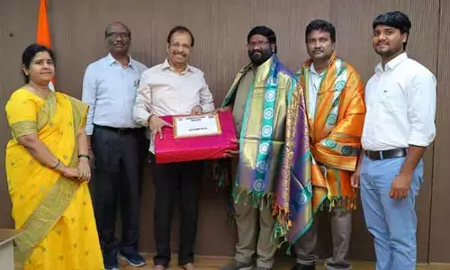 మానవత్వం చాటుకున్న కండక్టర్.. అభినందించిన సజ్జన్నార్