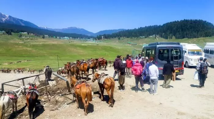 Kashmir: నిఘా వర్గాల హెచ్చరికలు.. 48 టూరిస్టు కేంద్రాల మూసివేత Kashmir: నిఘా వర్గాల హెచ్చరికలు.. 48 టూరిస్టు కేంద్రాల మూసివేత