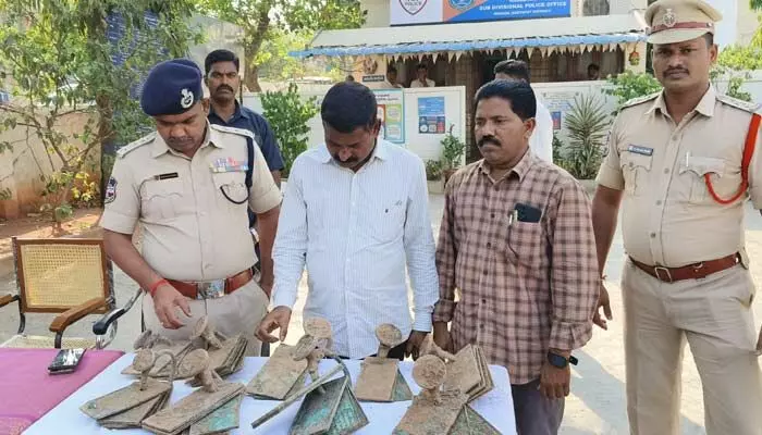 మట్టిలో దాగిన మౌనగాథలు – కోదాడ కబరస్థానంలో శాసనాల సంచలనం మట్టిలో దాగిన మౌనగాథలు – కోదాడ కబరస్థానంలో శాసనాల సంచలనం