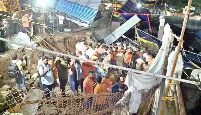 Simhachalam: ఆ కుటుంబంలో తీరని విషాదం.. సింహాచలం ఘటనలో తల్లి, భార్య, మేనత్త సహా యువకుడి దుర్మరణం Simhachalam: ఆ కుటుంబంలో తీరని విషాదం.. సింహాచలం ఘటనలో తల్లి, భార్య, మేనత్త సహా యువకుడి దుర్మరణం