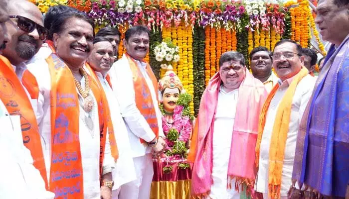 మహాత్మ శ్రీ బసవేశ్వర చూపిన మార్గంలో నడవాలి : మంత్రి పొన్నం మహాత్మ శ్రీ బసవేశ్వర చూపిన మార్గంలో నడవాలి : మంత్రి పొన్నం
