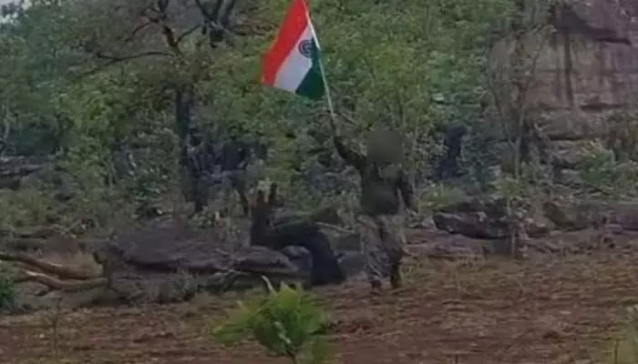 కర్రెగుట్టపై జెండా పాతిన కేంద్ర బలగాలు కర్రెగుట్టపై జెండా పాతిన కేంద్ర బలగాలు