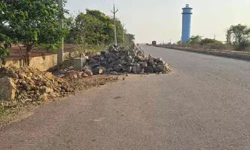 జాతీయ రహదారి పై రాళ్లు… సురక్షిత ప్రయాణానికి అడ్డుకట్ట
