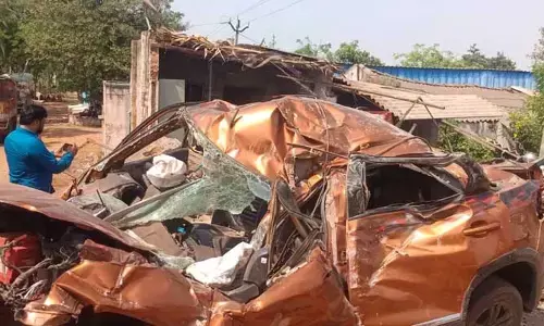 Accident: ఇంట్లోకి దూసుకెళ్లిన కారు.. వైద్య విద్యార్థులు మృతి