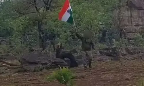 కర్రెగుట్టపై జెండా పాతిన కేంద్ర బలగాలు