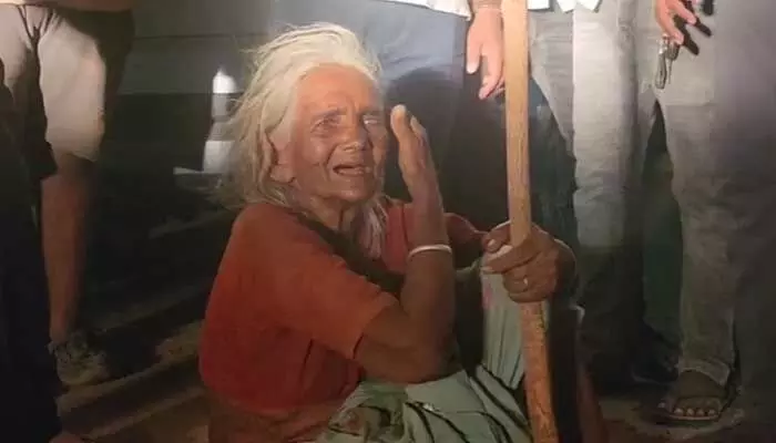 Telangana: బంగారం కోసం తల్లిని దట్టమైన అడవిలో వదిలేసిన కూతురు.. రెండు రోజులుగా తిండి లేక.. Telangana: బంగారం కోసం తల్లిని దట్టమైన అడవిలో వదిలేసిన కూతురు.. రెండు రోజులుగా తిండి లేక..