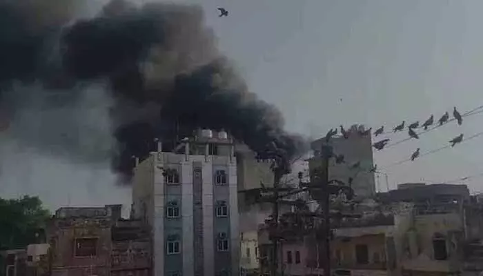 Fire accident: హోటల్లో భారీ అగ్నిప్రమాదం.. కిటికీలోంచి బిడ్డను విసిరేసిన తల్లి.. ఆ తర్వాత? Fire accident: హోటల్లో భారీ అగ్నిప్రమాదం.. కిటికీలోంచి బిడ్డను విసిరేసిన తల్లి.. ఆ తర్వాత?