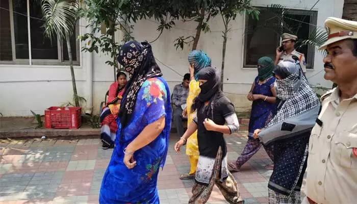 కాదేది చోరీకి అనర్హం.. సెంట్రింగ్ ప్యానెల్స్ చోరీకి పాల్పడుతున్న ముఠా అరెస్ట్ కాదేది చోరీకి అనర్హం.. సెంట్రింగ్ ప్యానెల్స్ చోరీకి పాల్పడుతున్న ముఠా అరెస్ట్