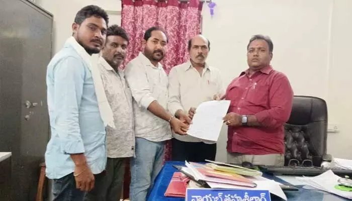 అక్రమాల వెంచర్ ఉషోదయం.. సబ్ కలెక్టర్ కు స్దానికుల ఫిర్యాదు అక్రమాల వెంచర్ ఉషోదయం.. సబ్ కలెక్టర్ కు స్దానికుల ఫిర్యాదు